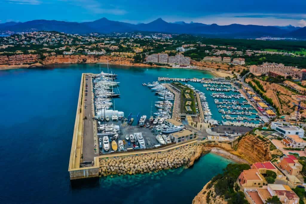 YACHT CHARTER HOLIDAYS PORT ADRIANO