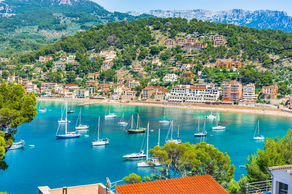 YACHT CHARTER HOLIDAYS SOLLER